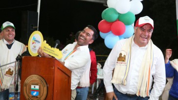 Los habitantes de Machetá, quienes le dieron un caluroso recibimiento y permanecieron atentos, en las instalaciones de la plaza de mercado, a los planteamientos del primer gobernante cundinamarqués, hicieron entrega […]