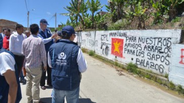 El Defensor del Pueblo Alfonso Cajiao, registra las amenazas consignadas en los muros de las poblaciones del Catatumbo.       Una nueva advertencia sobre riesgos y evidentes vulneraciones a los […]