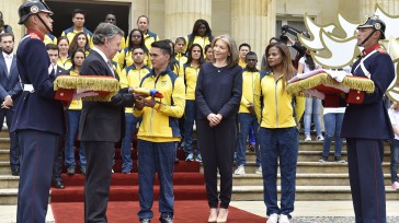 A través del gimnasta Jossimar Calvo, el Presidente  Santos entregó el Pabellón Nacional a la delegación de deportistas de Colombia que competirán en los Juegos Olímpicos de Río de Janeiro. […]