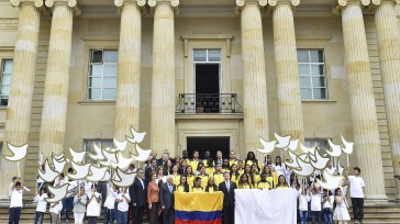 El Presidente Santos y una parte de la delegación colombiana que competirá en agosto próximo en los Olímpicos de Río. Los deportistas colombianos representan los valores de la disciplina, del […]