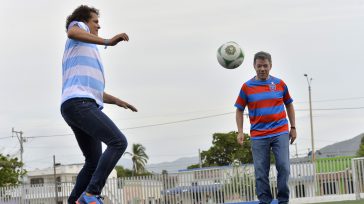 El Presidente Juan Manuel Santos y el artista Carlos Vives durante el Partido por la Paz, celebrado en el barrio Pescaíto de Santa Marta.