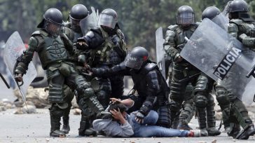 Dos campesinos han sido detenidos y dos resultaron heridos, tras los ataques brutales de la fuerza pública contra los manifestantes que siguen resistiendo en cuatro puntos estratégicos del departamento del [&hellip;]