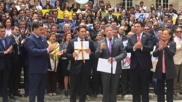 En un acto cargado de simbolismo y emoción, los ciudadanos, legisladores y parte del Gabinete que acompañó a Santos,  confiaron que esta nueva etapa le permita al país de 48 […]