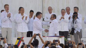 Apretón de manos del presidente Juan Manuel Santos y Rodrigo Londoño, jefe de las FARC, tras la firma del histórico Acuerdo Final de Paz en Cartagena. Colombia celebró el fin [&hellip;]