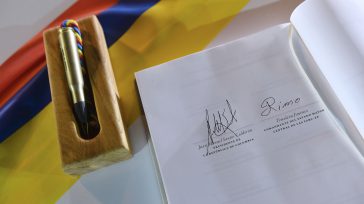El presidente Juan Manuel Santos y Rodrigo Londoño Echeverri, máximo líder de la guerrilla de las Fuerzas Armas Revolucionarias de Colombia (FARC) no sólo se dieron un apretón de manos, [&hellip;]