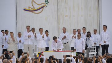 El Presidente Juan Manuel Santos firma el Acuerdo Final de Paz en Cartagena. Un momento histórico.