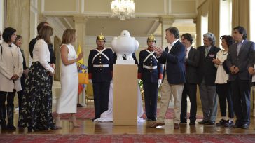 El Presidente Juan Manuel Santos recibió  en la Casa de Nariño la escultura ‘La paloma de la paz’, donada por el maestro Fernando Botero. «Me uno a este proceso transcendental […]