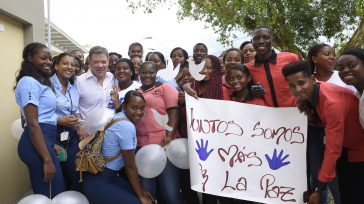 Jóvenes chocoanos expresaron su apoyo a la paz. Le anunciaron al presidente Santos que votarán el 2 de octubre por el Sí.Foto Juan Pablo Bello.