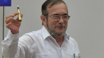 Rodrigo Londoño Echeverri «Timockenko», enseña el balígrafo con que se firmó la paz en Colombia. &nbsp; &nbsp; &nbsp; &nbsp; Javier Sánchez López Enviado Especial  Cartagena de Indias &nbsp; &nbsp; El Presidente [&hellip;]