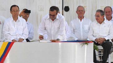 Rodrigo Londoño Echeverri, conocido como ‘Timoleón Jiménez’, estampa su firma en el acuerdo de paz con el Gobierno de Colombia. &nbsp; &nbsp; &nbsp; &nbsp; &nbsp; &nbsp; La paz germina ya, [&hellip;]