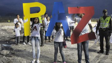 Paz con los colores del tricolor nacional exhibieron niños cienagueros,para promover un sí a la paz.