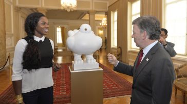 El Presidente Juan Manuel Santos le muestra a la campeona olímpica de salto triple, Caterine Ibargüen, una obra del artista Fernando Botero alusiva a la paz. El Presidente Santos entregó […]