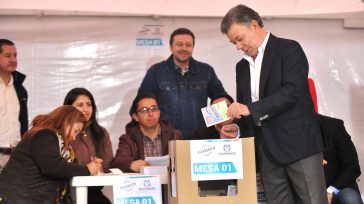 Al depositar su voto en la mesa número 1 del Congreso, el Presidente Santos pidió que los colombianos que internalicen la frase de Gandhi: ‘La paz es el camino’.   […]