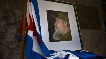 Después de la conmoción inicial por la noticia de la muerte de Fidel Castro, los cubanos empezaron  a rendir un masivo homenaje al histórico líder de la revolución, agitando banderas, […]