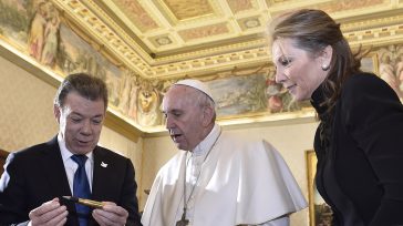 El Papa Francisco escucha la explicación que le hizo el Presidente Santos sobre el balígrafo que se creó como símbolo de la paz en Colombia.