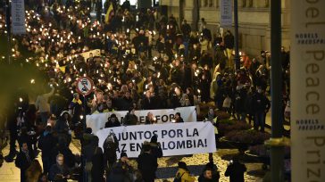 Ciudadanos colombianos, de países nórdicos y europeos, participan en la marcha de las antorchas, para agasajar al Presidente Juan Manuel Santos, luego de recibir el Premio Nobel de Paz 2016. […]