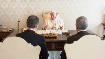 El papa Francisco, hizo un llamado al presidente Juan Manuel Santos y al expresidente Álvaro Uribe, para que depongan sus intereses en favor de la paz. Los dirigentes se negaron [&hellip;]