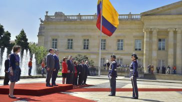Los Presidentes de Colombia y Francia son informados por el Comandante del Batallón Guardia Presidencial sobre la disposición de las tropas para que se les pase revista.       […]