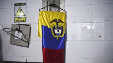 La bandera de protocolo colgada junto a un letrero de ‘Peligro, alto voltaje’. ¿Será que los enemigos de la paz, lograran su objetivo de prolongar la guerra? Foto: Efraín Herrera. […]