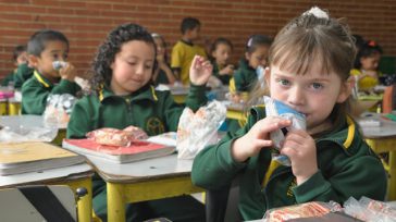 La Secretaría de Educación de Bogotá, a través de su alianza con Colombia Compra Eficiente, adjudicó dos licitaciones para garantizar los más de 690.000 refrigerios escolares en los colegios de […]