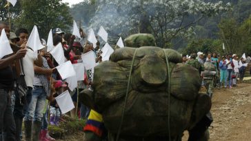 Mediante la  JEP, se podrá  investigar,  esclarecer, perseguir, juzgar y sancionar las graves violaciones a los derechos humanos y las graves infracciones al Derecho Internacional Humanitario (DIH) que tuvieron lugar […]