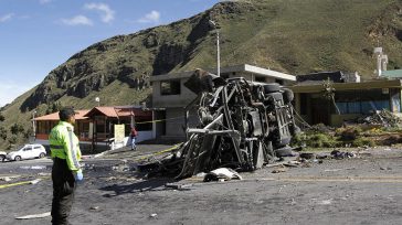 El accidente en el que se vieron involucrados  un autobús y un todoterreno en una carretera a unos 30 kilómetros al este de Quito dejó 24 víctimas mortales y 22 […]