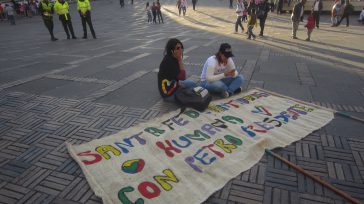 El acto de la asamblea fundacional de Colombia Humana,  que se inició con tres horas de retraso se reflejaba en el rostro de algunos asistentes que determinaron bajar sus pancartas […]