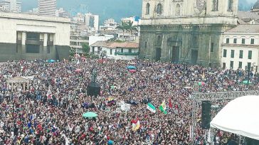 La Plaza de Bolívar fue insuficiente para albergar la marcha de protesta de los estudiantes, profesores y directivos universitarios.               Estudiantes ,profesores, padres de […]