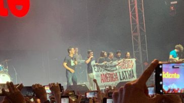 René Pérez Joglar o más conocido como Residente, se presentó en Bogotá y Cali, con un éxito sin precedentes e hizo participe a los estudiantes de las universidades públicas, para que expusieran […]