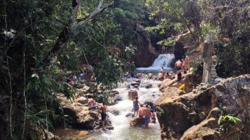 Un lugar hermoso de aguas transparentes y con una cascada de 5 metros de altura en medio de las montañas. Llegar allá requiere de unos buenos zapatos de montaña o […]