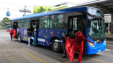 Una de las 60 cabinas que componen este sistema de transporte aerosuspendido lleva impreso todo el sabor de la Feria. En la cabina se destacan iconos de la ciudad como […]