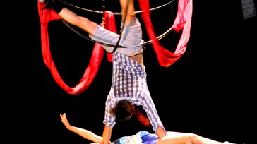 Los personajes son capaces de realizar rutinas de actos circenses (acrobacia de piso, pulsadas, mástil chino, volante, telas, banquina, salto de cuerdas, esfera aérea, parada de mano y clown).   […]