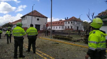 Una fuerte explosión se registró en la mañana de este jueves al interior de la Escuela de Policía General Santander y habría causado al menos 21 y 10 heridos.   […]