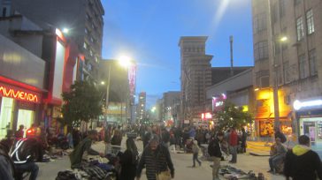 La invasión es total en la carrera séptima entre avenida Jimènez, los peatones han sido desplazados con la mirada complaciente de las autoridades distritales.             […]
