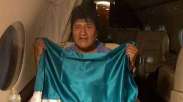 El presidente boliviano Evo Morales sostiene una bandera mexicana a bordo de un avión del gobierno mexicano. REUTERS         México ha otorgado asilo político a Evo Morales por […]