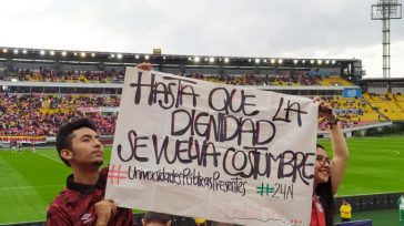 Los hinchas del fútbol se pronunciaron masivamente en el estadio El Campín y arengaron  consignas respaldando el Paro Nacional y contra el Gobierno de Duque y el uribismo.   La […]