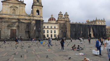 Las principales fachadas de las edificaciones en la plaza de Bolívar fueron cubiertas con mantos para evitar la pintura en las mismas.           Fotos y textos […]