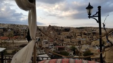 Las casas de las ciudades y poblados de Cappadocia, cavadas en las rocas, fueron el hogar de los habitantes de la región, y se parecen a escenografías de muchas películas de […]