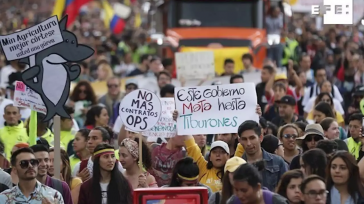 «Las calles no se callan», se podía leer sobre el asfalto escrito con tiza. Desde temprano la gente se unió a la iniciativa #UnCantoXColombia, un concierto que inició en el Planetario […]