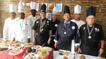 Frank Rodriguez con un grupo de chef de cocina de Camagüey &nbsp; &nbsp; &nbsp; &nbsp; &nbsp; Texto y fotos Lázaro David Najarro Pujol &nbsp; El chef de cocina Frank Rodríguez [&hellip;]