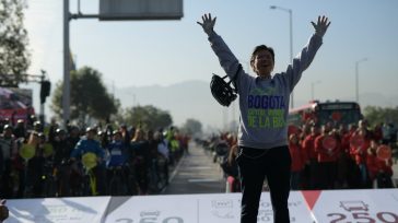 Triunfadora   Claudia López, alcaldesa de Bogotá encabezó la jornada cívica «Dia sin Carro». La jornada fue exitosa por la masiva participación de la ciudadanía en bicicletas, patines, patinetas. El […]