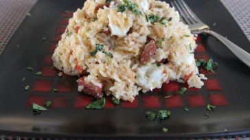 Cuando toda la familia está en casa, buscamos recetas fáciles de preparar y algo de dulce para ‘picar’. ¿Qué tal un Arroz Clavado para el almuerzo? Y para endulzar la [&hellip;]