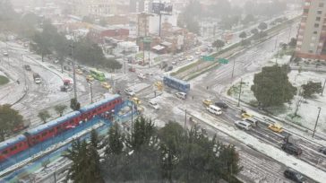 Un aguacero descomunal cayó sobre Bogotá y varios usuarios en redes sociales pusieron en evidencia cómo algunas zonas de la ciudad quedaron afectadas por las lluvias. Lo curioso fue que en algunas zonas [&hellip;]