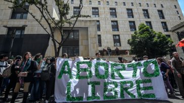 Abortar de manera segura y confidencial en un país donde el aborto es un delito sin excepción es un lujo que el dinero puede pagar, o bien comprando un pasaje […]