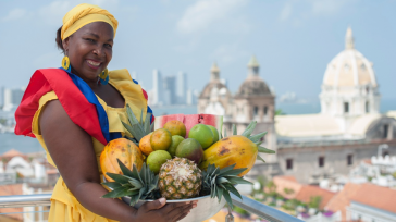Vendedora de frutas en Cartagena. &nbsp; Las mujeres son un pilar importante en los diferentes ámbitos sociales del mundo. &nbsp; &nbsp; Turismo Primicia Diario La cadena 100% colombiana, Movich Hotels, [&hellip;]