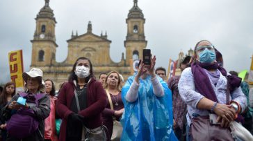 Buena parte de los habitantes de Bogotá son trabajadores informales que ganan diariamente su sustento y si el gobierno no los atiende puede presentarse problemas sociales que originen desmanes.  RAUL [&hellip;]
