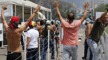 Alzando las manos en señal de triunfo un grupo de venezolanos cruzan la frontera de su país luego de huirle al coronavirus en Chile, Perú, Ecuador y Colombia.     […]