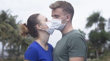 Dado que contiene el sustantivo enfermedad en su forma inglesa, su género es femenino (la COVID-19, mejor que el COVID-19). Durante la cuarentena hemos escuchado dos formas de nombrar la enfermedad, la gran [&hellip;]