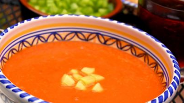 GAZPACHO &nbsp; &nbsp; En estos días de encierro y para distraer el cerebro de recordamos algunas recetas típicas del mundo. La comida típica de España se caracteriza por el poco uso de las [&hellip;]