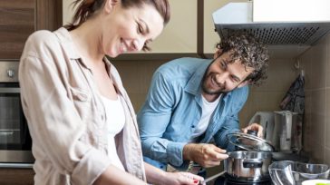 Pareja en tiempo de coronavirus &nbsp; &nbsp; &nbsp; &nbsp; &nbsp; &nbsp; Natalia Posada/LaFamilia.info Foto: freepik En  muchos países llevamos más de un mes de confinamiento y el cansancio por el «multitasking» en [&hellip;]